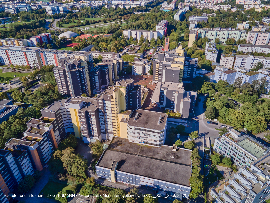 23.09.2022 - Karl-Marx-Ring 53-53c und Studentenwohnheim und Marx-Zentrum in Neuperlach